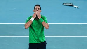 绝了，不满输给巴萨！皇马天才怒踢水杯，自己摔倒，球迷：输不起