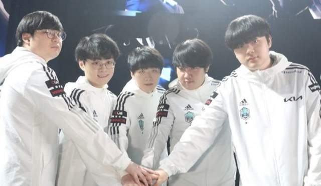 他们质疑伯 他们质疑伯